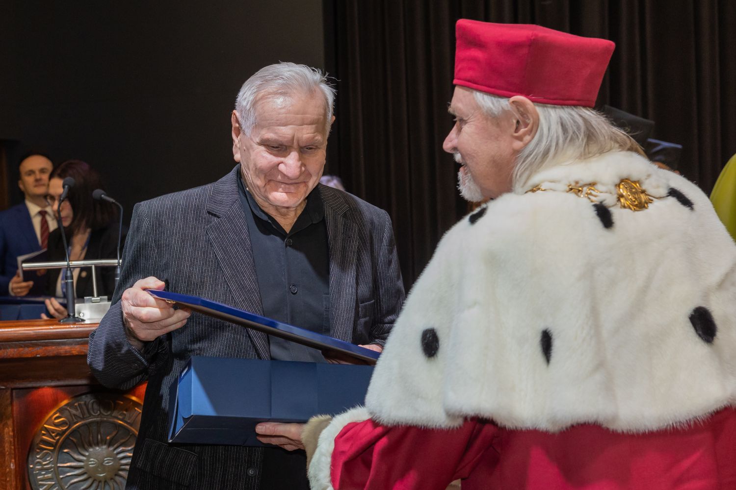 Józef Robakowski odbiera tytuł Ambasadora UMK od JM Rektora prof. dr. hab. Andrzeja Tretyna