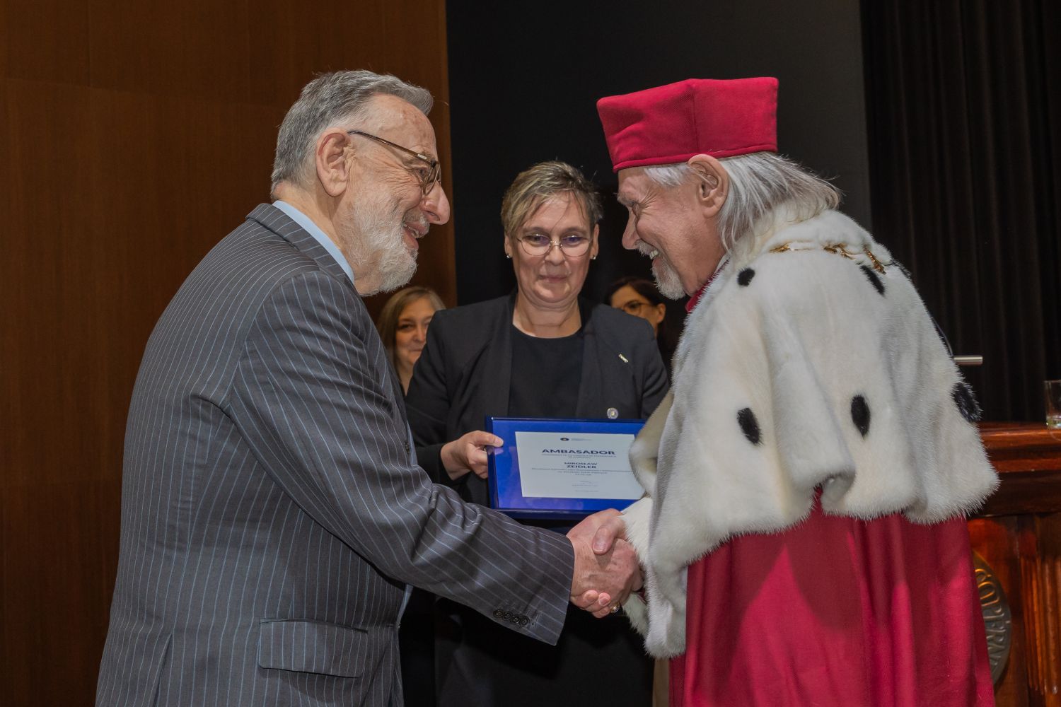 Mirosław Zeidler odbiera tytuł Ambasadora UMK od JM Rektora prof. dr. hab. Andrzeja Tretyna